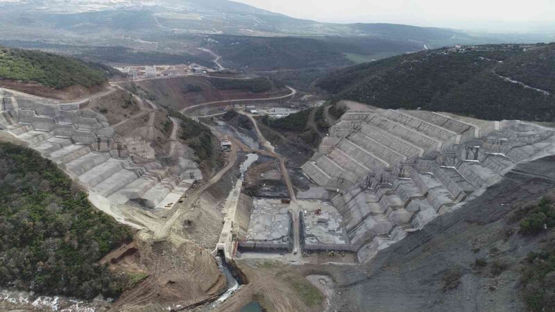 Bursa Karacabey Gölecik Barajı çalışmaları devam ediyor Bursa Karacabey Gölecik Barajı çalışmaları devam ediyor. Barajın tamamlanması ile