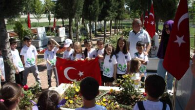 Bursa’da ilkokul öğrencilerinden şehitliğe ziyaret