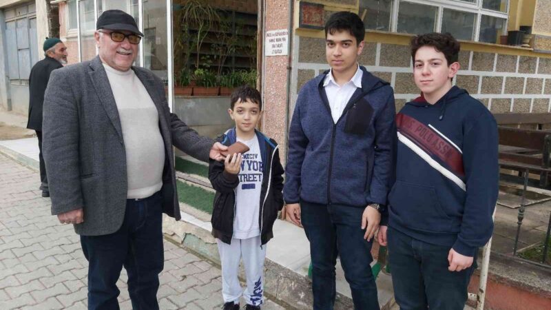 Bursa’da küçük çocuktan örnek davranış Bursa’nın İznik ilçesinde bir çocuk yolda bulduğu cüzdanı sahibine teslime