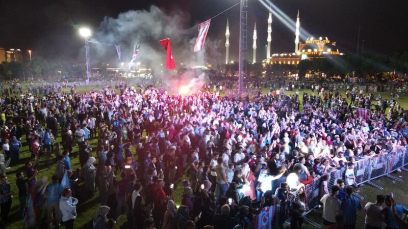 Bursa’da on binlerce kişi Trabzonspor’un şampiyonluğunu kutladı Bursa’da Trabzonsporlular derneği tarafından düzenlenen şampiyonluk kutlamalarına on binlerce kişi