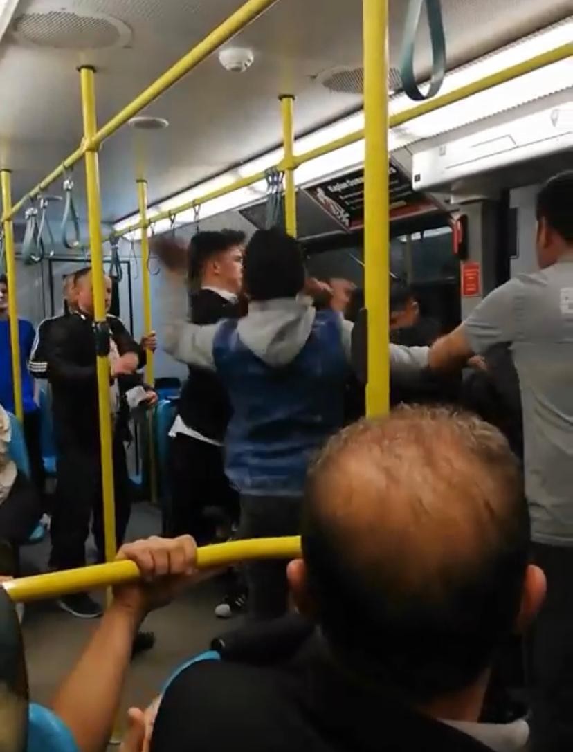 Bursa metrosunda tekme tokatlı kavga!