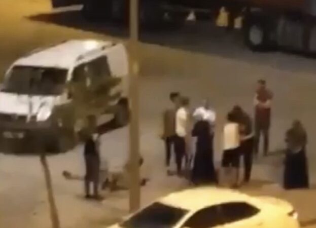 Bursa’daki tornavidalı cinayet anına ait görüntüler ortaya çıktı Bursa’da bir şüpheli, tartıştığı 2 kişiyi ve kavgayı ayırmaya gelen