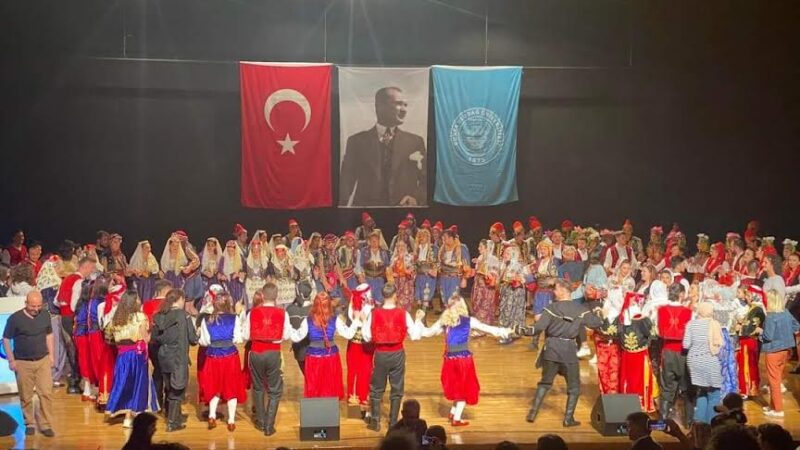 BUÜ’de Geleneksel Halk Oyunları Şenliği’nin 10.’su düzenlendi Bursa Uludağ Üniversitesi (BUÜ), tarafından geleneksel olarak düzenlenen Halk Oyunları