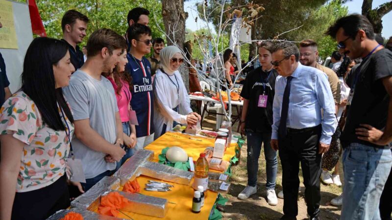 BUÜ’de öğrenci festivalleri başladı Bursa Uludağ Üniversitesi (BUÜ) öğrenci toplulukları tarafından düzenlenen festival start