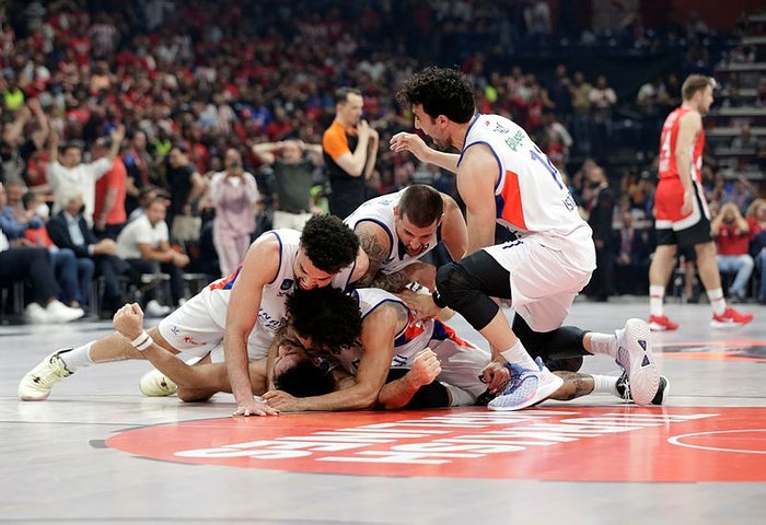 Anadolu Efes’ten tarihi üçlük! İşte finaldeki rakibi… Anadolu Efes’ten tarihi üçlük! İşte finaldeki rakibi…
