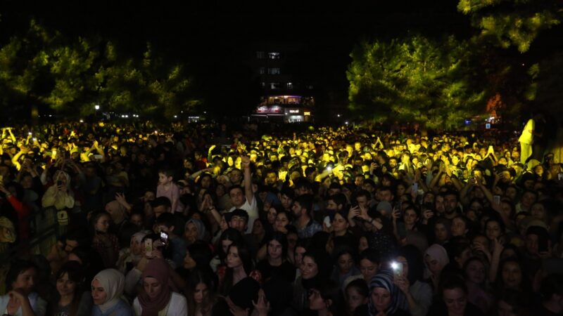 Gürsu, Koliva konserinde Karadeniz rüzgarıyla dalgalandı Gürsulular, Koliva ve Mehmet Erdem’in şarkılarıyla müziğe doydu.