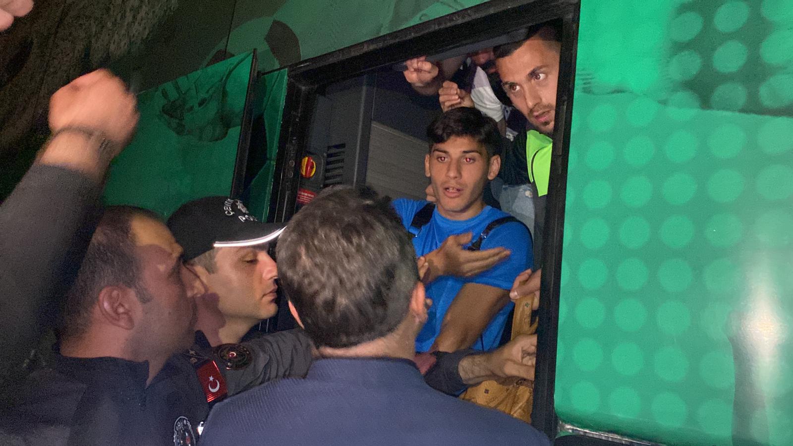 Bursaspor kafilesi Bandırma yolunda Emniyet’e sığındı!