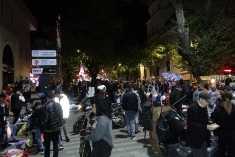 Bursa’da alışveriş çılgınlığı! Gece bile adım atacak yer yoktu…