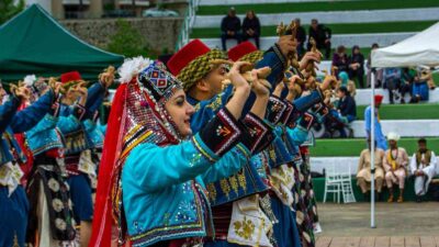 Bursa Büyükşehir Belediye Orkestrası Türk Halk Müziği sanatçıları ve Karagöz