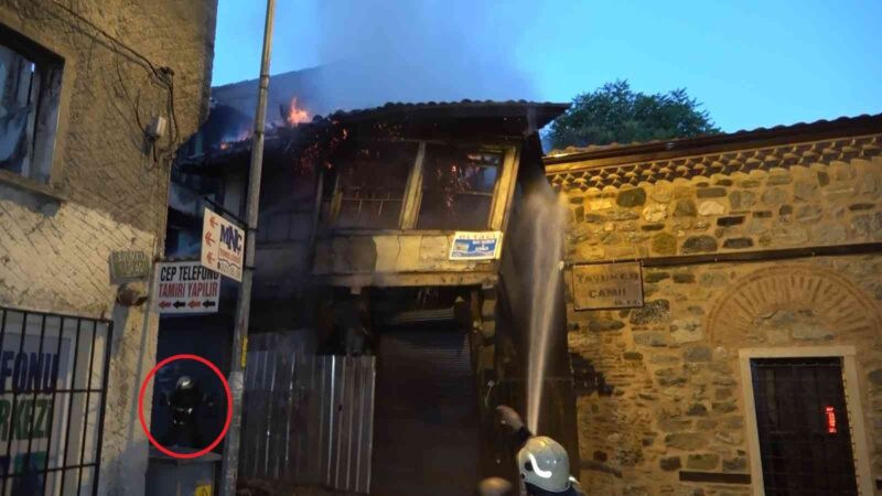 Bursa'nın merkez Osmangazi ilçesinde, iki katlı metruk binada çıkan yangın