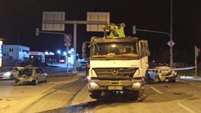 Freni patlayan kamyon iki otomobile çarptı