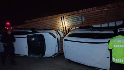 Sıfır kilometre araçları taşıyan TIR devrildi