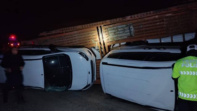 Sıfır kilometre araçları taşıyan TIR devrildi