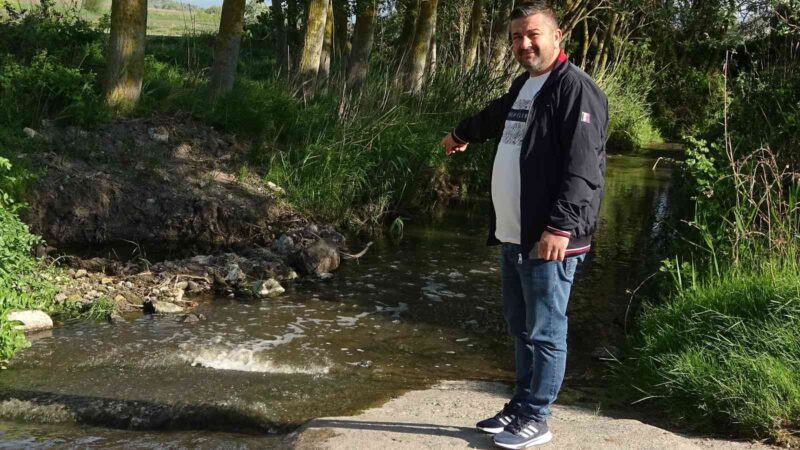 Bursa’da köylüler isyan etti! Balık yerine hayvan pislikleri yüzüyor Bursa’da Uluabat Gölü yakınlarında çiftliklerin hayvan dışkılarını saldığı derelerde balık