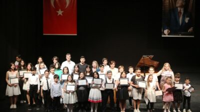 Nilüfer Belediyesi’nin düzenlediği Müzik Eğitim Çalışmaları’na katılan piyano sınıfı öğrencileri,