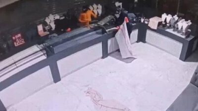 Kuyumcu soygunu! Çaldıkları altınları çuvala doldurdular