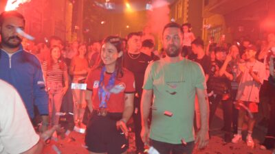 Dünya şampiyonu Bursalı sporcuya görkemli karşılama