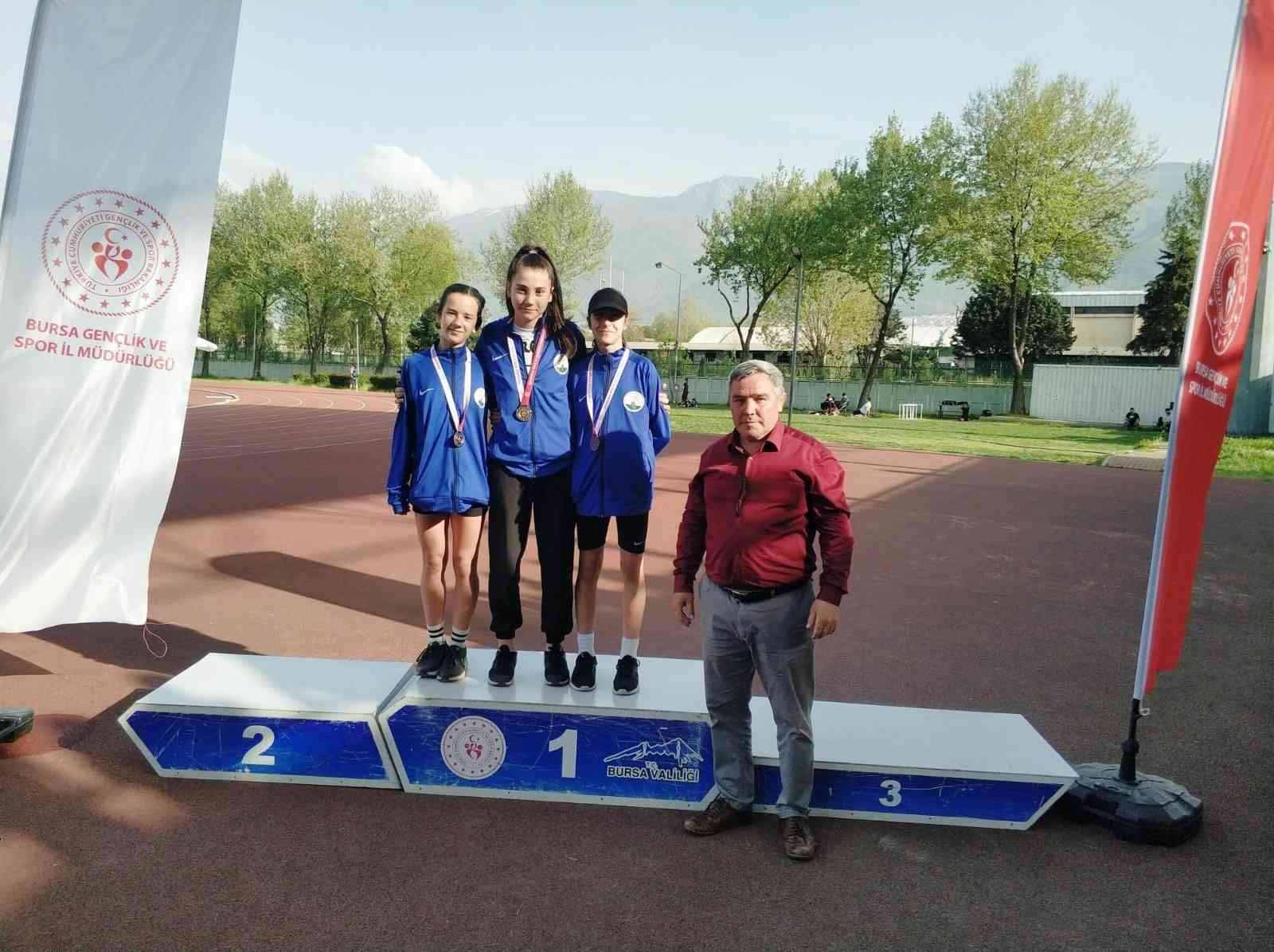 Osmangazili atletler zirveden inmiyor Osmangazili atletler zirveden inmiyor