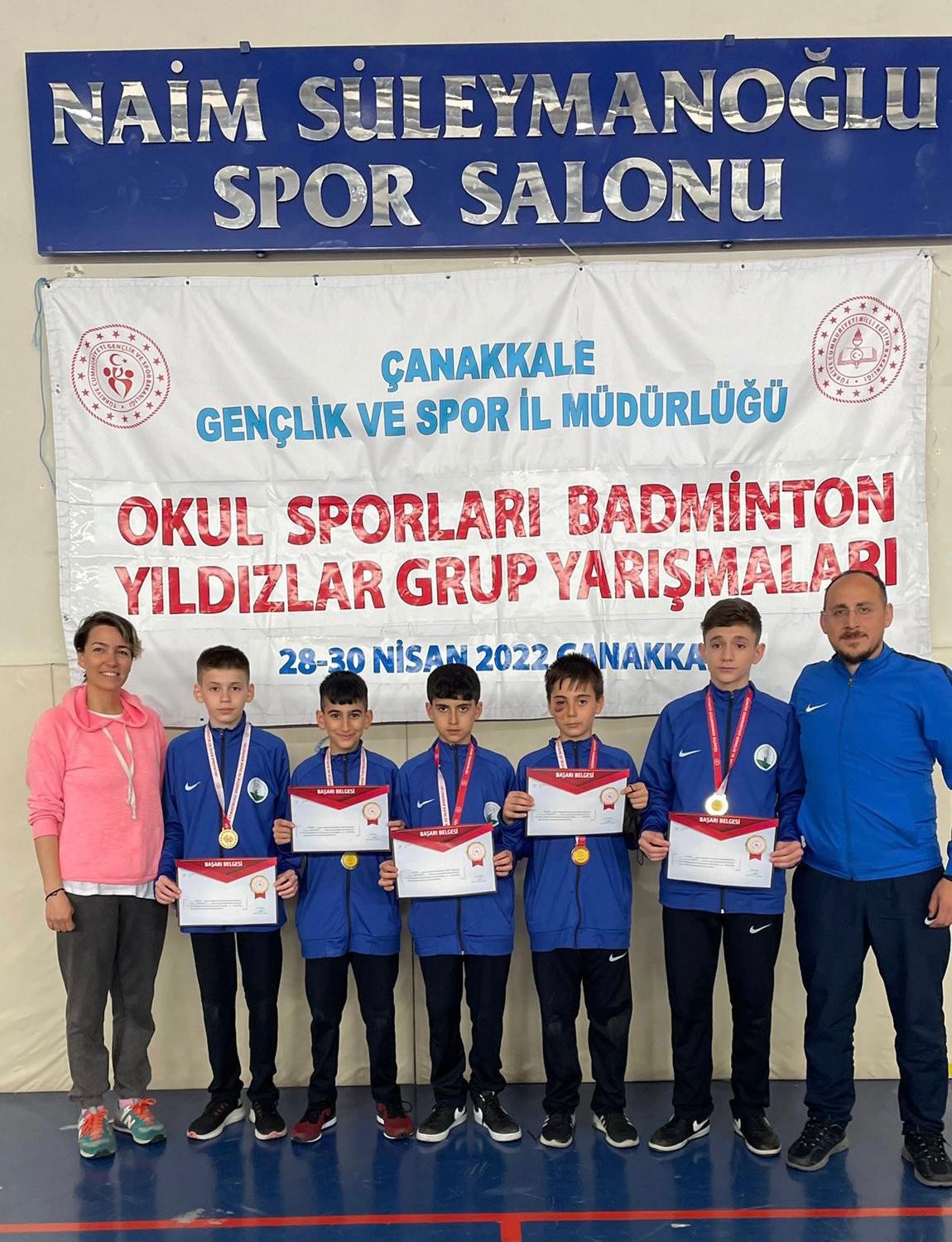 Osmangazili badmintoncular birincilik kürsüsünde Osmangazili badmintoncular birincilik kürsüsünde