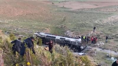 Öğrenci otobüsü devrildi; Ölü ve yaralılar var…