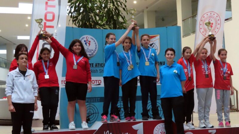 Osmangazi Belediyespor Atıcılık Takımı sporcuları, Mersin’de düzenlenen 19 Mayıs Kupası