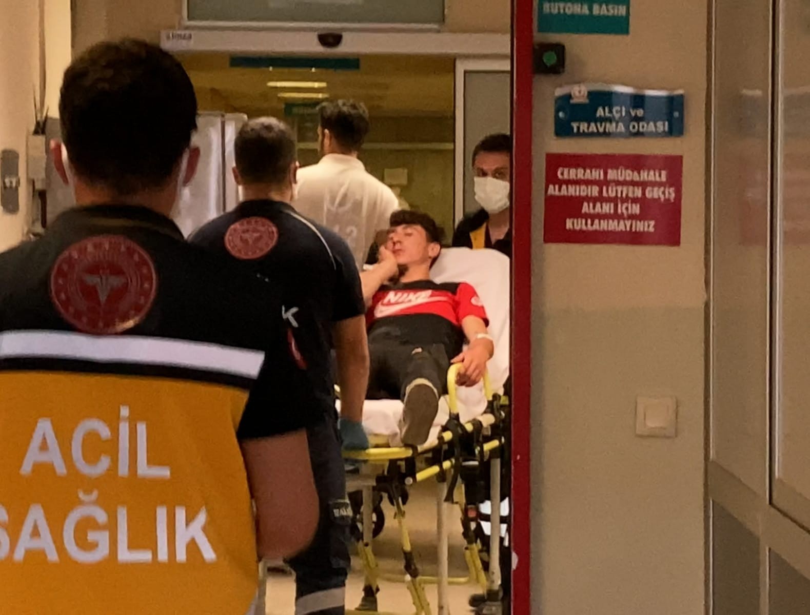 Bursa’da selfie çekerken motosikletle duvara çarpıp kanala düştüler