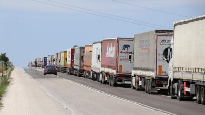 Sınırda 31 kilometrelik TIR kuyruğu oluştu