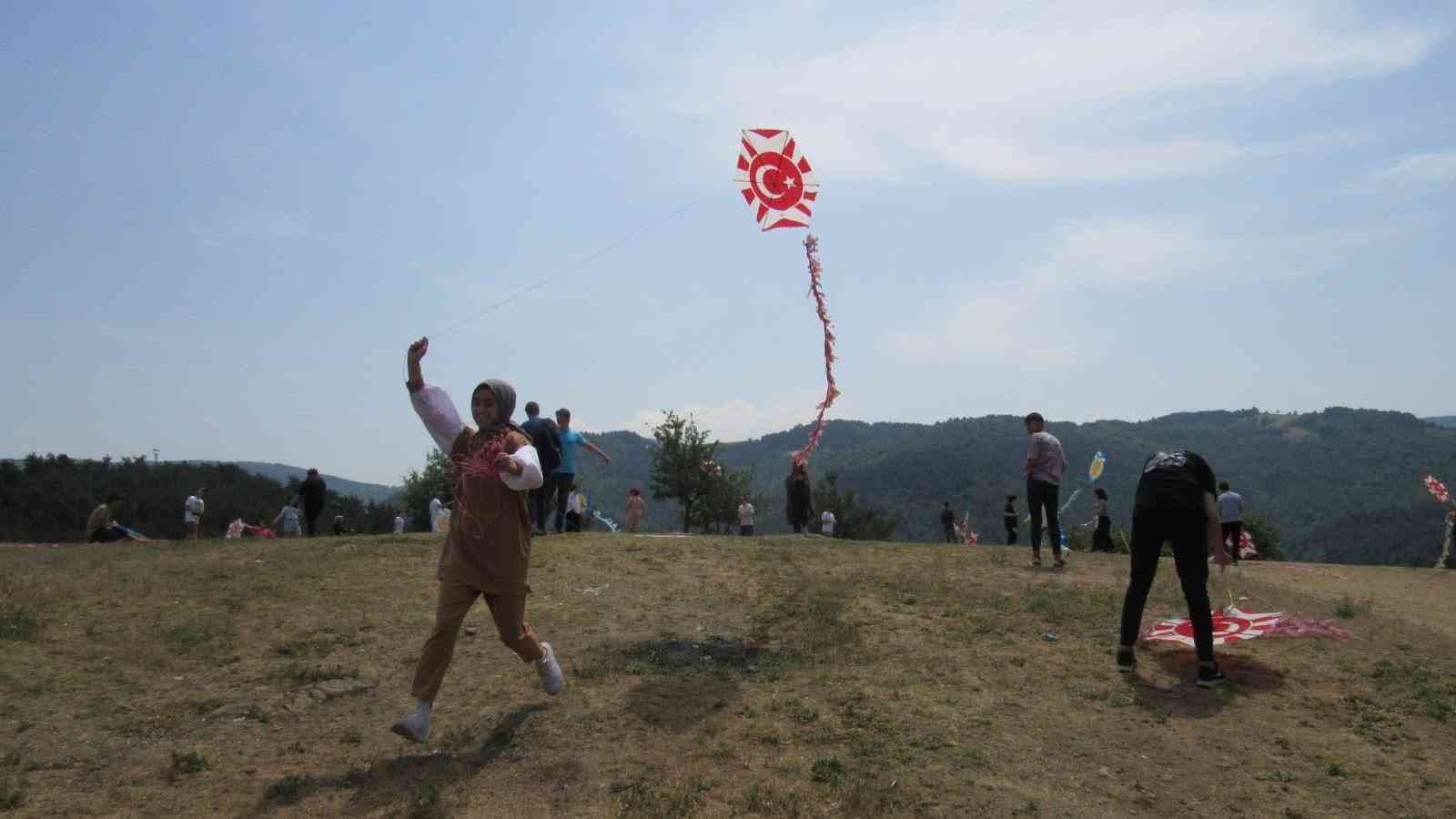 Uçurtmalar organ bağışına dikkat çekmek için uçtu Uçurtmalar organ bağışına dikkat çekmek için uçtu