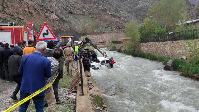 Kamyonet dereye düştü: 2 ölü, 3 yaralı Kamyonet dereye düştü: 2 ölü, 3 yaralı