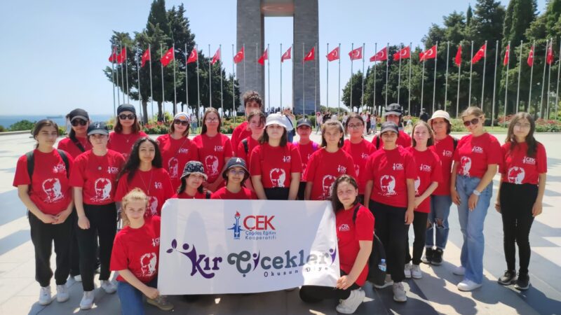 Çağdaş Eğitim Kooperatifi Güler-Osman Köseoğlu Ortaöğretim Kız Öğrenci Yurdu öğrencileri