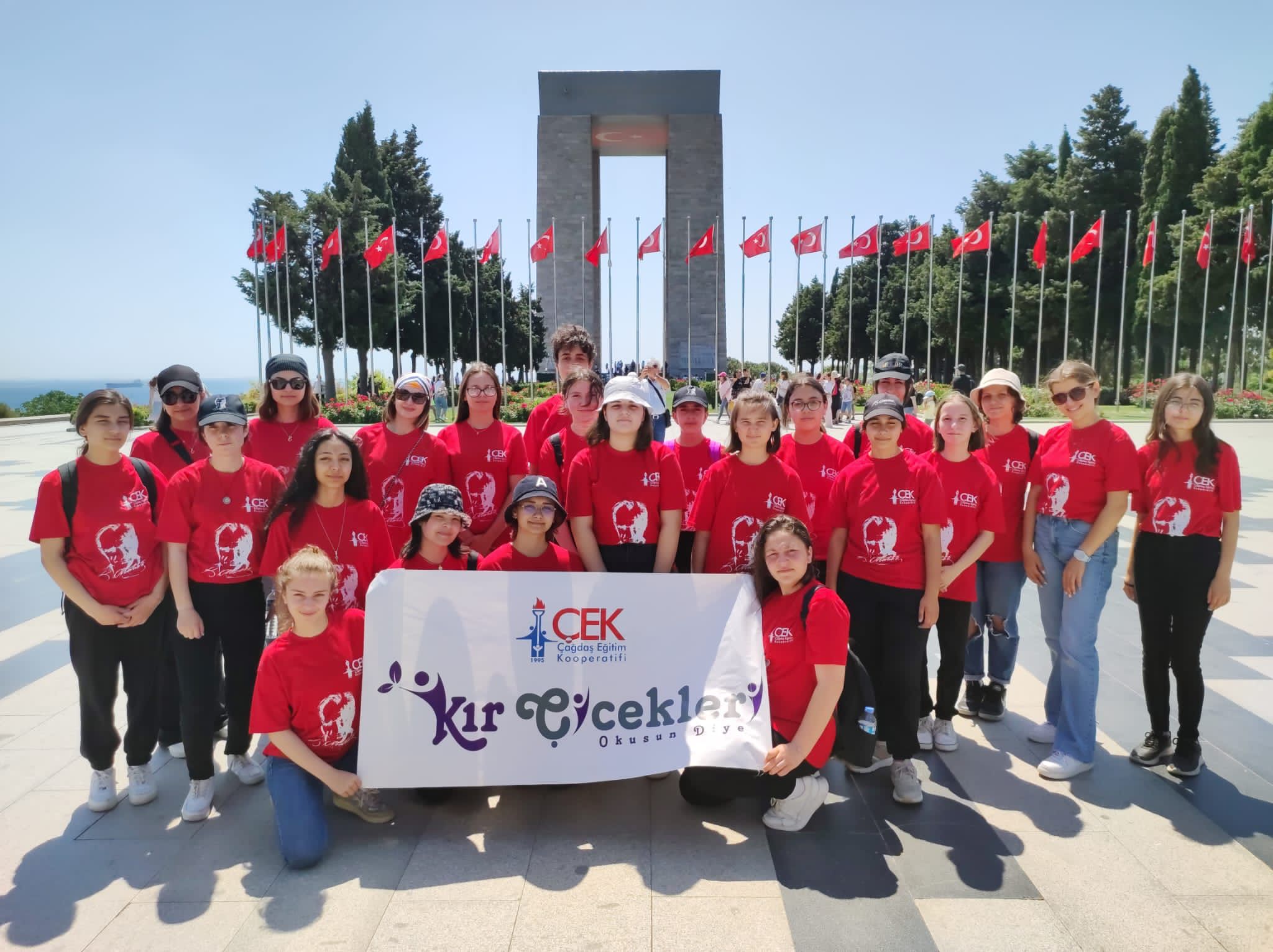 Kır çiçekleri Çanakkale ruhunu tenefüs etti