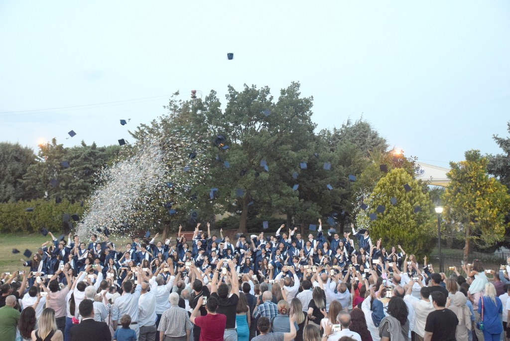 8. sınıflarda mezuniyet coşkusu 8. sınıflarda mezuniyet coşkusu