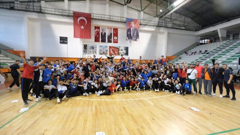 İnegöl Belediyesi’nin bu yıl 6’ncısını “Kurtuluş Kupası” ismiyle düzenlediği Okullar