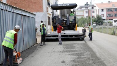 İnegöl Cerrah Mahallesi’nde 12 sokakta yol kaplama çalışmaları yapılıyor