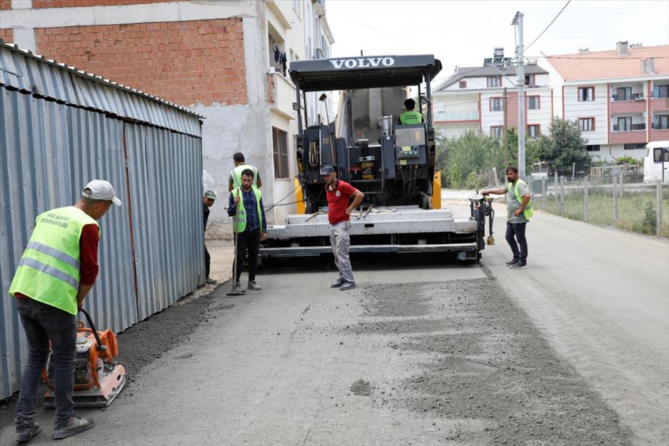 İnegöl Cerrah Mahallesi’nde 12 sokakta yol kaplama çalışmaları yapılıyor