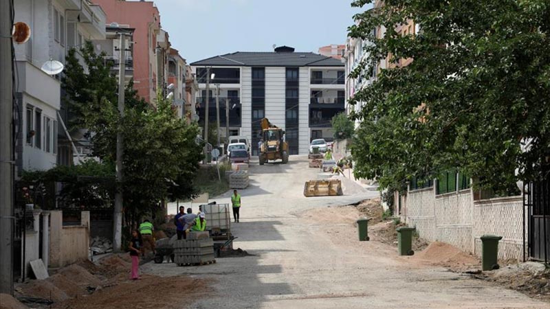 İnegöl’de 21 sokakta kaldırım yapımı sürüyor