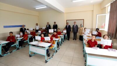 İnegöl protokolü, öğrencilerin karne heyecanına ortak oldu