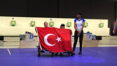 Aysel Özgan dünya rekoru kırıp altın madalya aldı