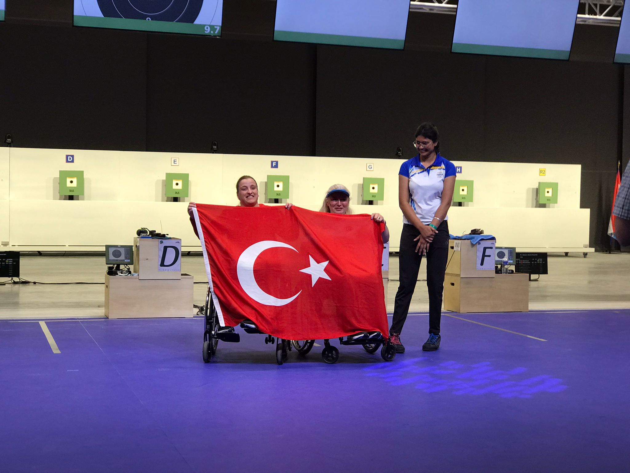 Aysel Özgan dünya rekoru kırıp altın madalya aldı Aysel Özgan dünya rekoru kırıp altın madalya aldı