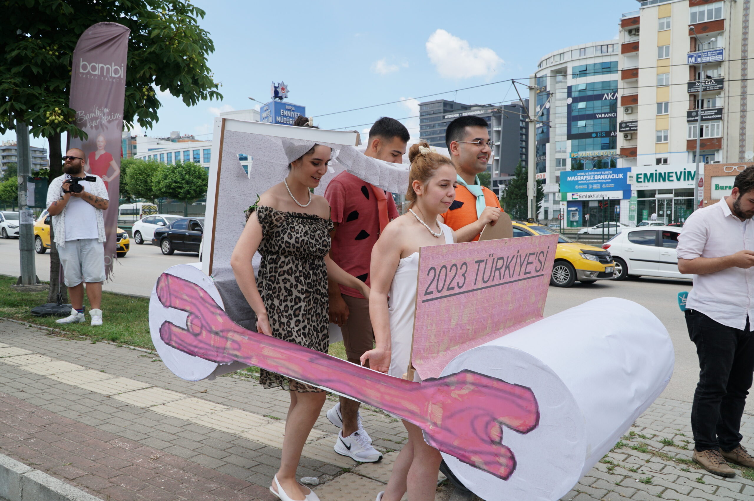 Bursa’da zam protestosu! At arabası ve Taş Devri göndermesi… Bursa’da zam protestosu! At arabası ve Taş Devri göndermesi…