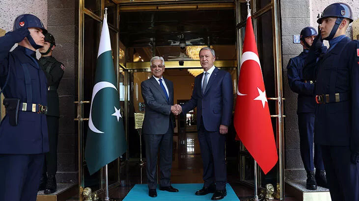 Bakan Akar, Pakistanlı mevkidaşı Asif ile bir araya geldi Bakan Akar, Pakistanlı mevkidaşı Asif ile bir araya geldi