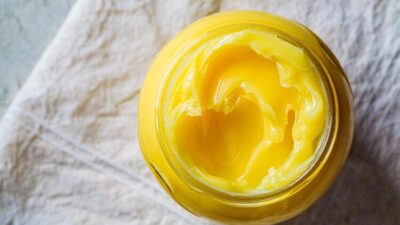 Saçların beyazlamasını hemen durduruyor…