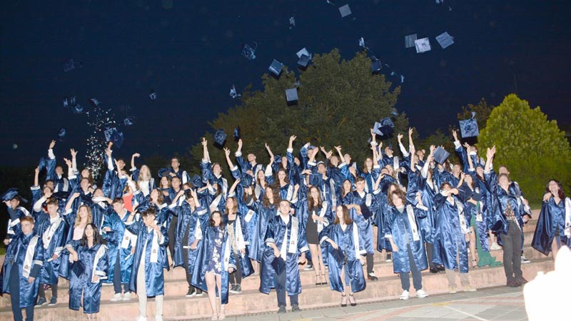 Emine Örnek Lisesi’nde mezuniyet coşkusu Emine Örnek Lisesi’nde mezuniyet coşkusu