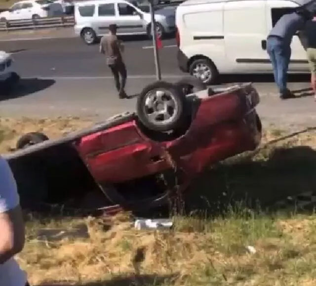 Otomobil durağa girdi! Ölü ve yaralılar var