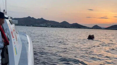 Bodrum’da Türk kara sularına itilen 16 kaçak göçmen kurtarıldı