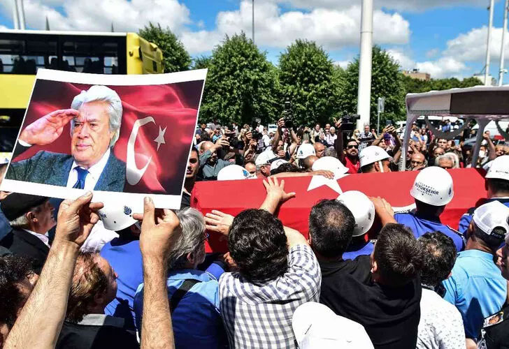 Cüneyt Arkın cenazesinde fotoğraf yarışı! “Manzara değil burası…” Cüneyt Arkın cenazesinde fotoğraf yarışı! “Manzara değil burası…”