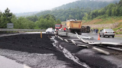 Zonguldak’ta toz kömür yüklü TIR devrildi, yol ulaşıma kapatıldı