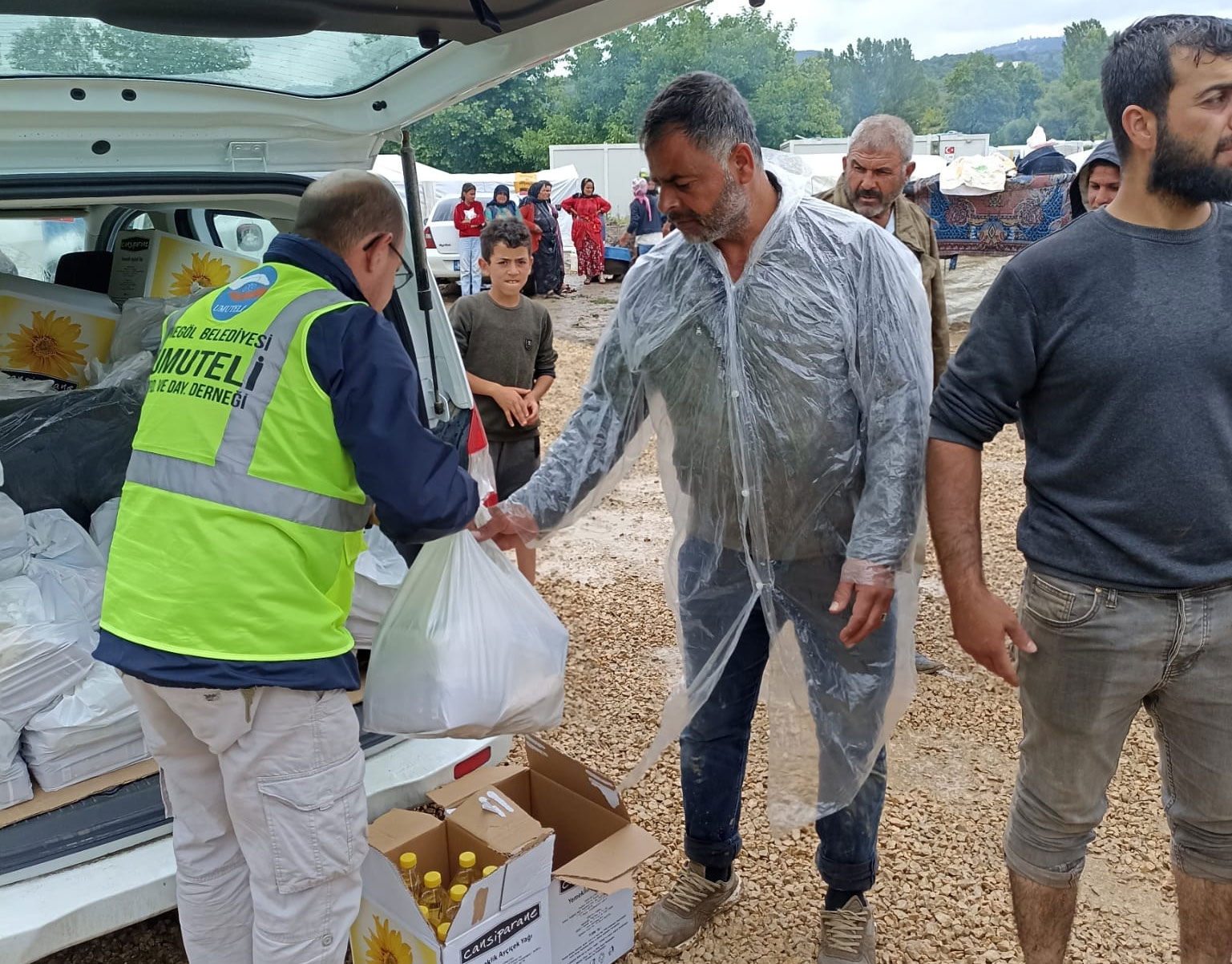 Yağıştan etkilenen işçilere İnegöl Belediyesi’nden yardım eli Yağıştan etkilenen işçilere İnegöl Belediyesi’nden yardım eli