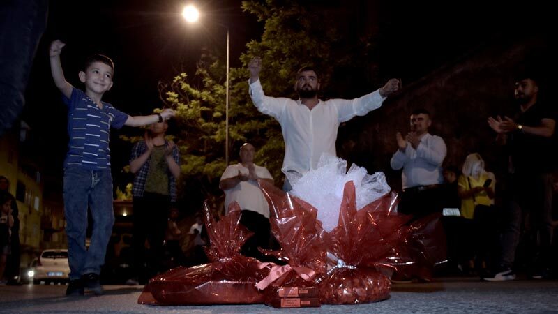 Bursa'da düğün törenlerinde kına gecesi sonrası yapılan "tavuk alma" geleneği,