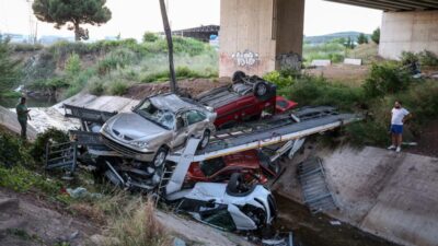 Bursa’da otomobil taşıyan TIR viyadükten uçtu